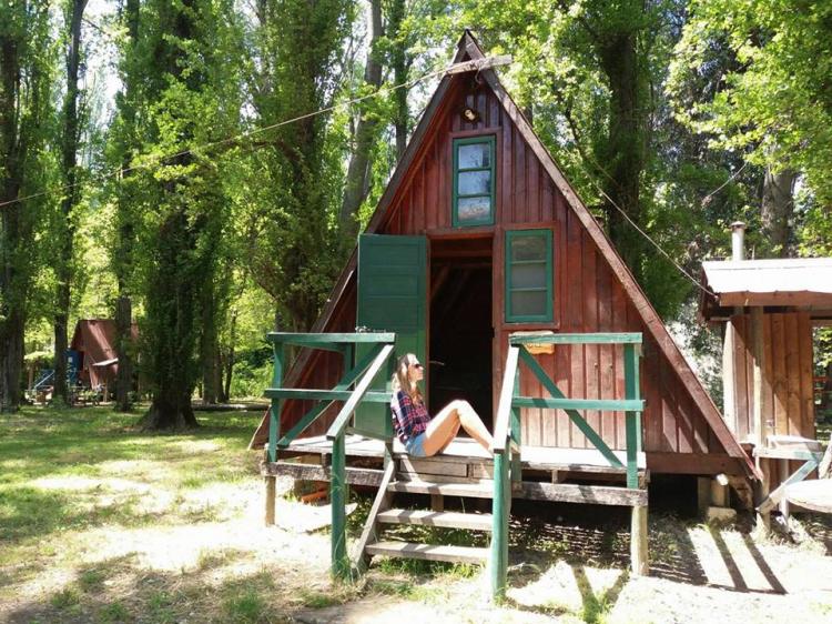 Vista lateral de cabañas en el camping